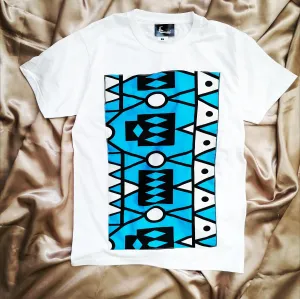 T-shirt in White with blue Samakaka print.