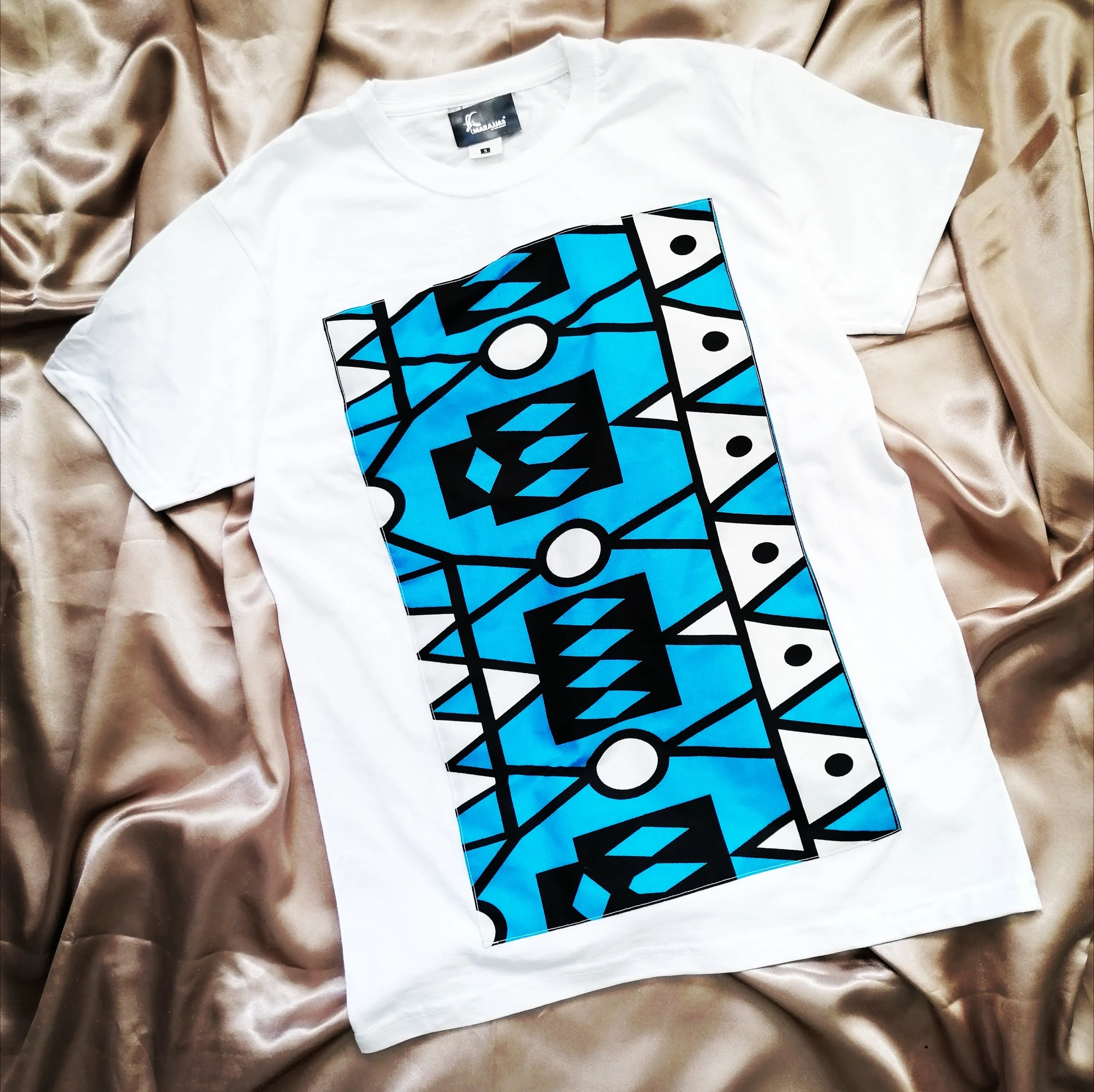 T-shirt in White with blue Samakaka print.