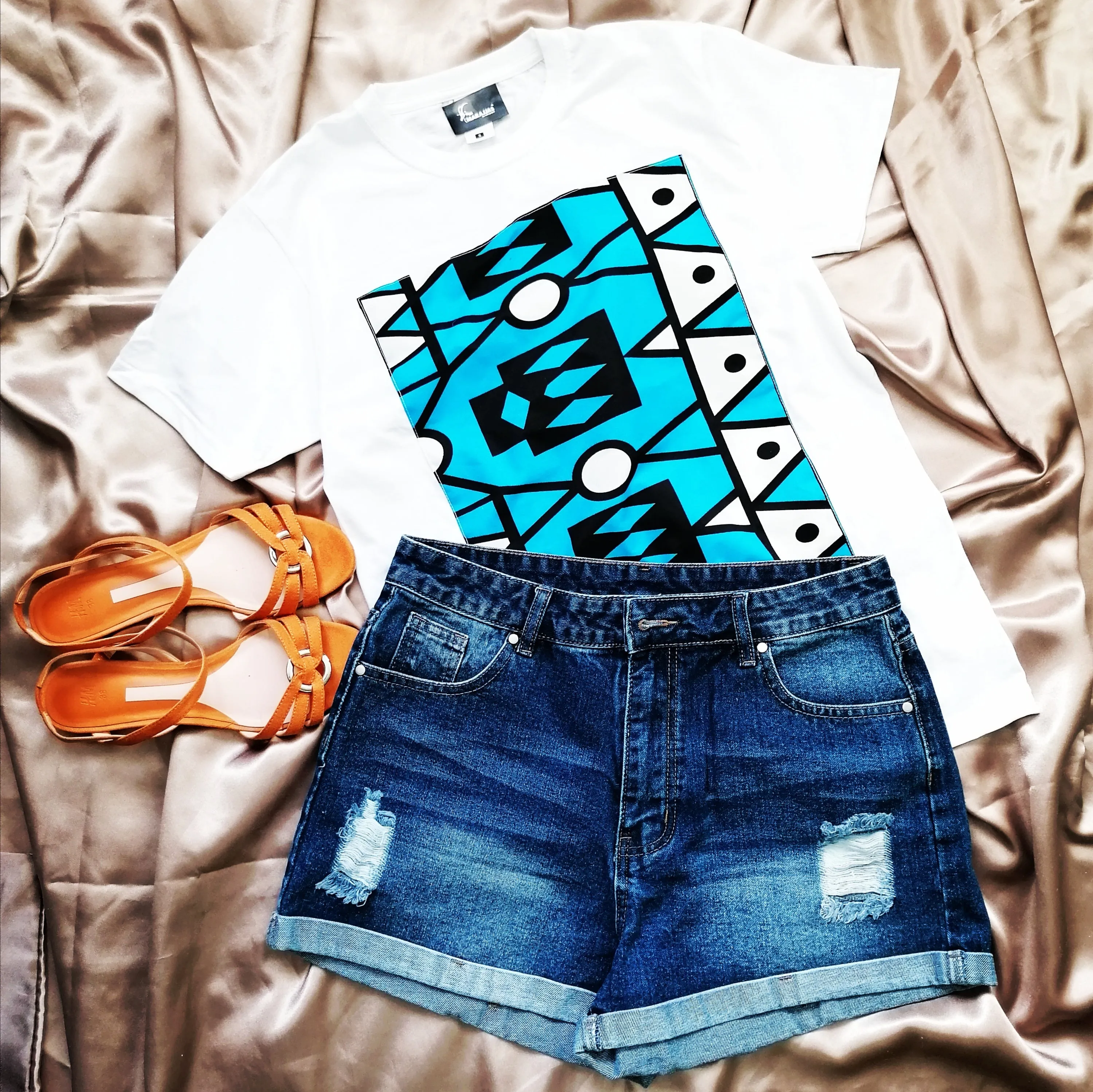 T-shirt in White with blue Samakaka print.